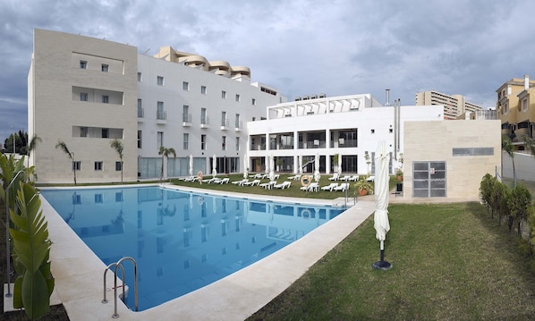 Una piscina al aire libre de temporada