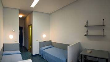 Basic dubbelrum - privat badrum | Skrivbord, mörklÀggningsgardiner, barnsÀngar och extrasÀngar