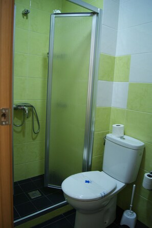Douche, articles de toilette gratuits, serviettes fournies
