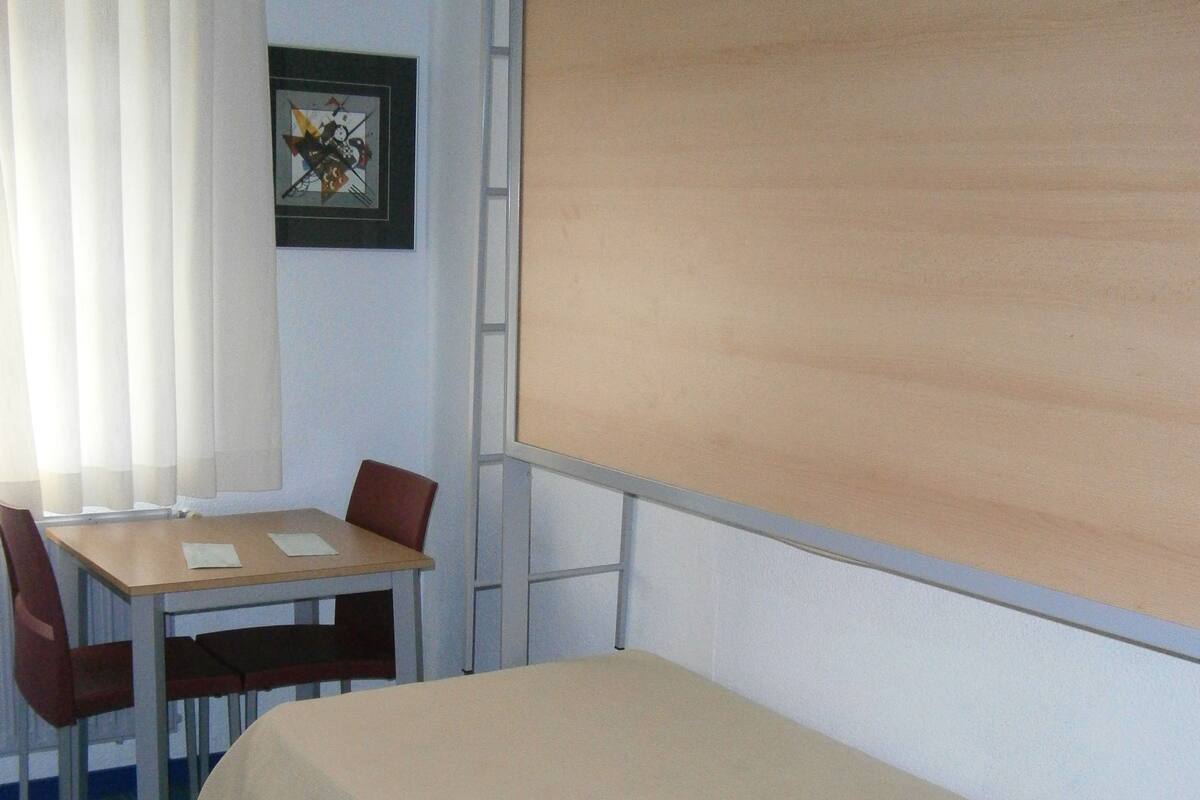 Bureau, rideaux occultants, lits bébé, lits pliants/supplémentaires