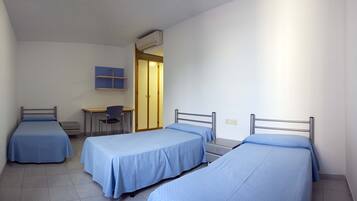 Een bureau, verduisterende gordijnen, gratis wifi, beddengoed