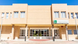 Un edificio con fachada color beige, varias ventanas y un letrero que indica que es el Albergue Intervovem Almenda.