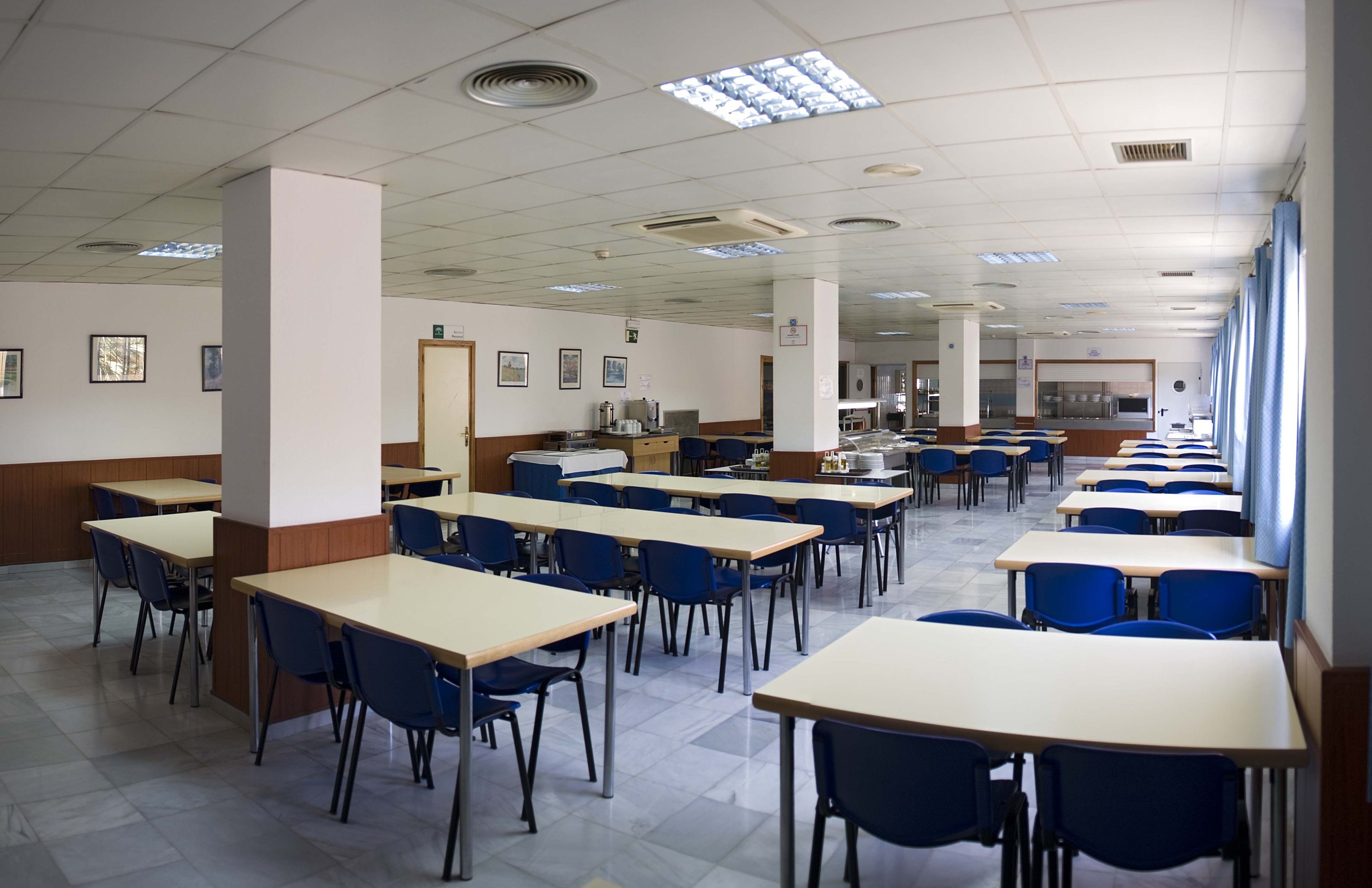 Petit déjeuner continental (4 EUR par personne)