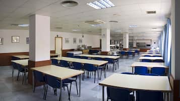 Dagelijks continentaal ontbijt (EUR 4 per persoon)