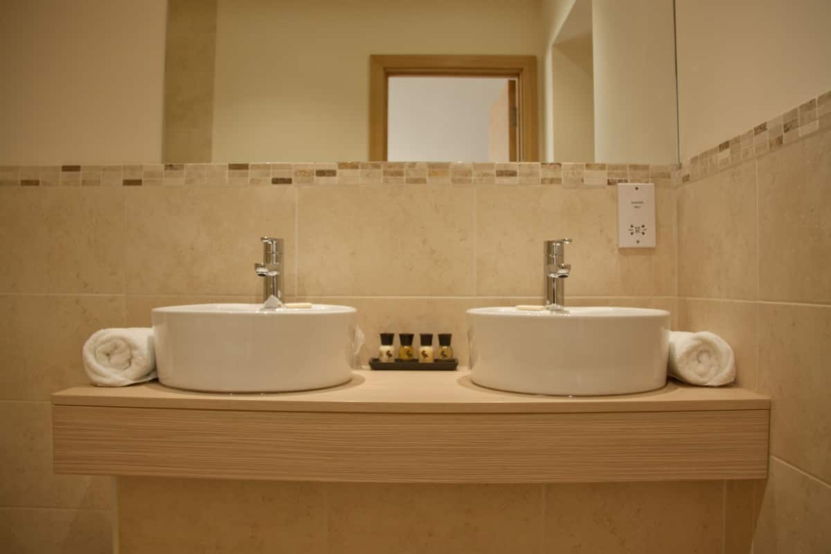 master suite | bathroom | combined shower/bathtub, free toiletries, hair dryer, towels