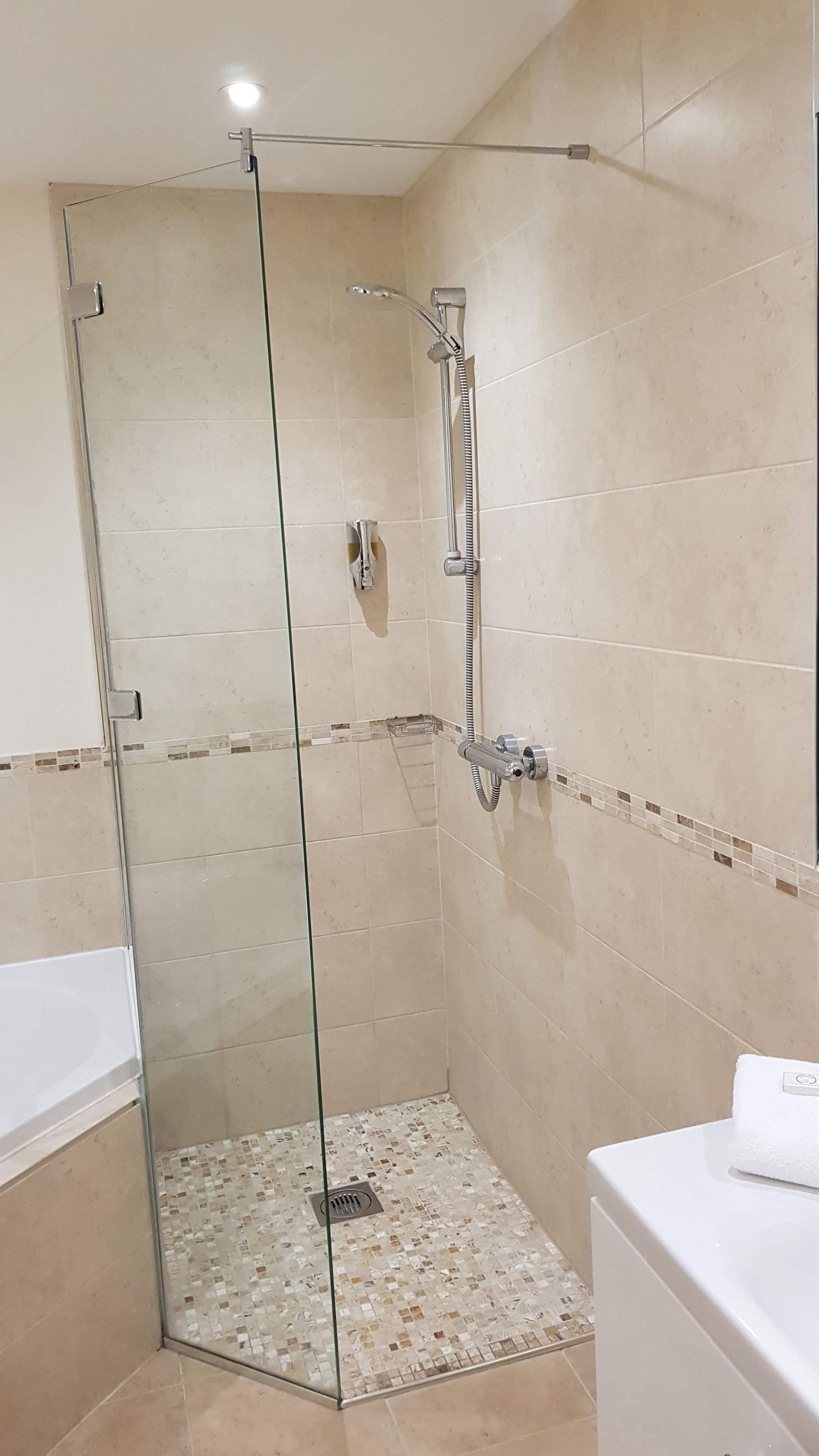 junior suite | bathroom | combined shower/bathtub, free toiletries, hair dryer, towels