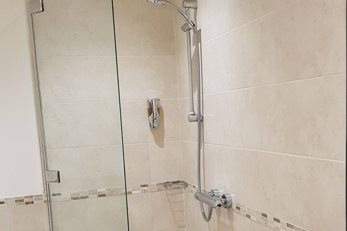 junior suite | bathroom | combined shower/bathtub, free toiletries, hair dryer, towels