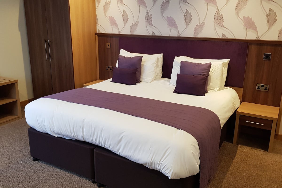 junior suite | 1 bedroom, desk, iron/ironing board, free wifi