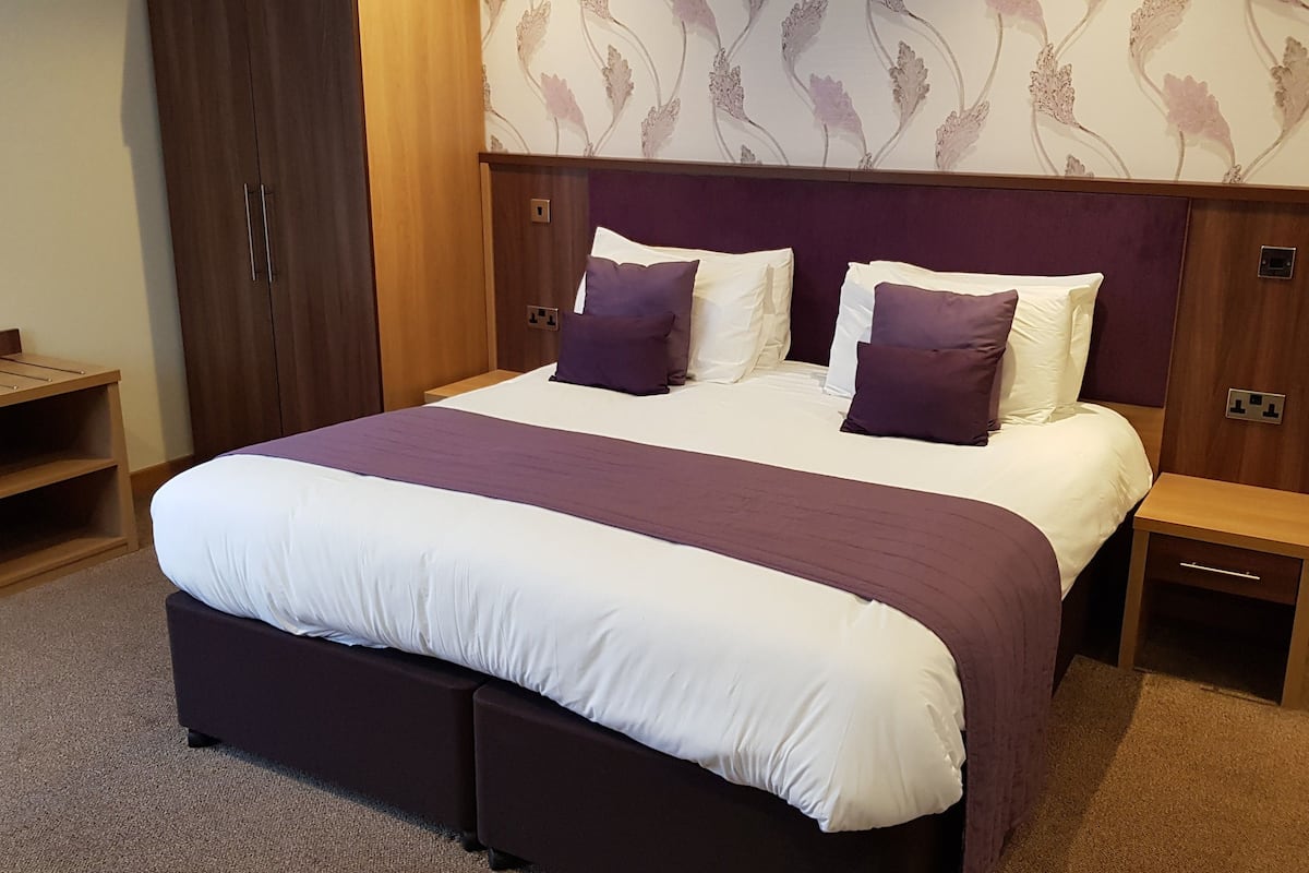 Junior Suite | Desk, iron/ironing board, free WiFi, bed sheets