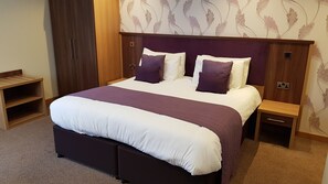 Junior Suite | Desk, iron/ironing board, free WiFi, bed sheets - Weald of Kent (Ashford)