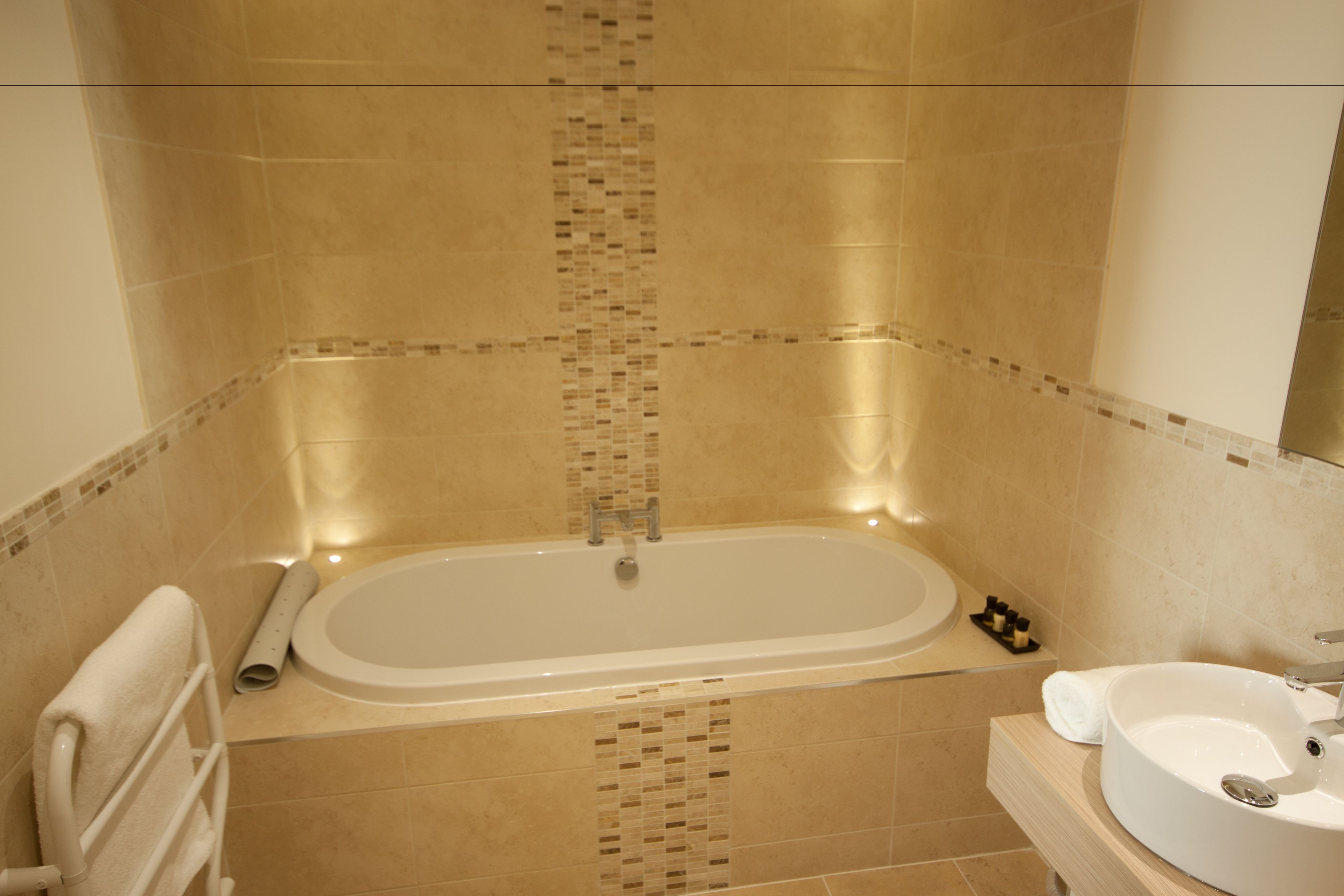 master suite | bathroom | combined shower/bathtub, free toiletries, hair dryer, towels