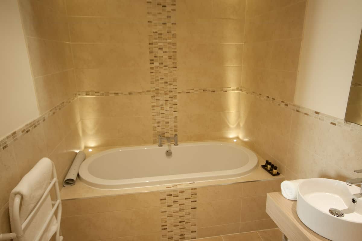 master suite | bathroom | combined shower/bathtub, free toiletries, hair dryer, towels