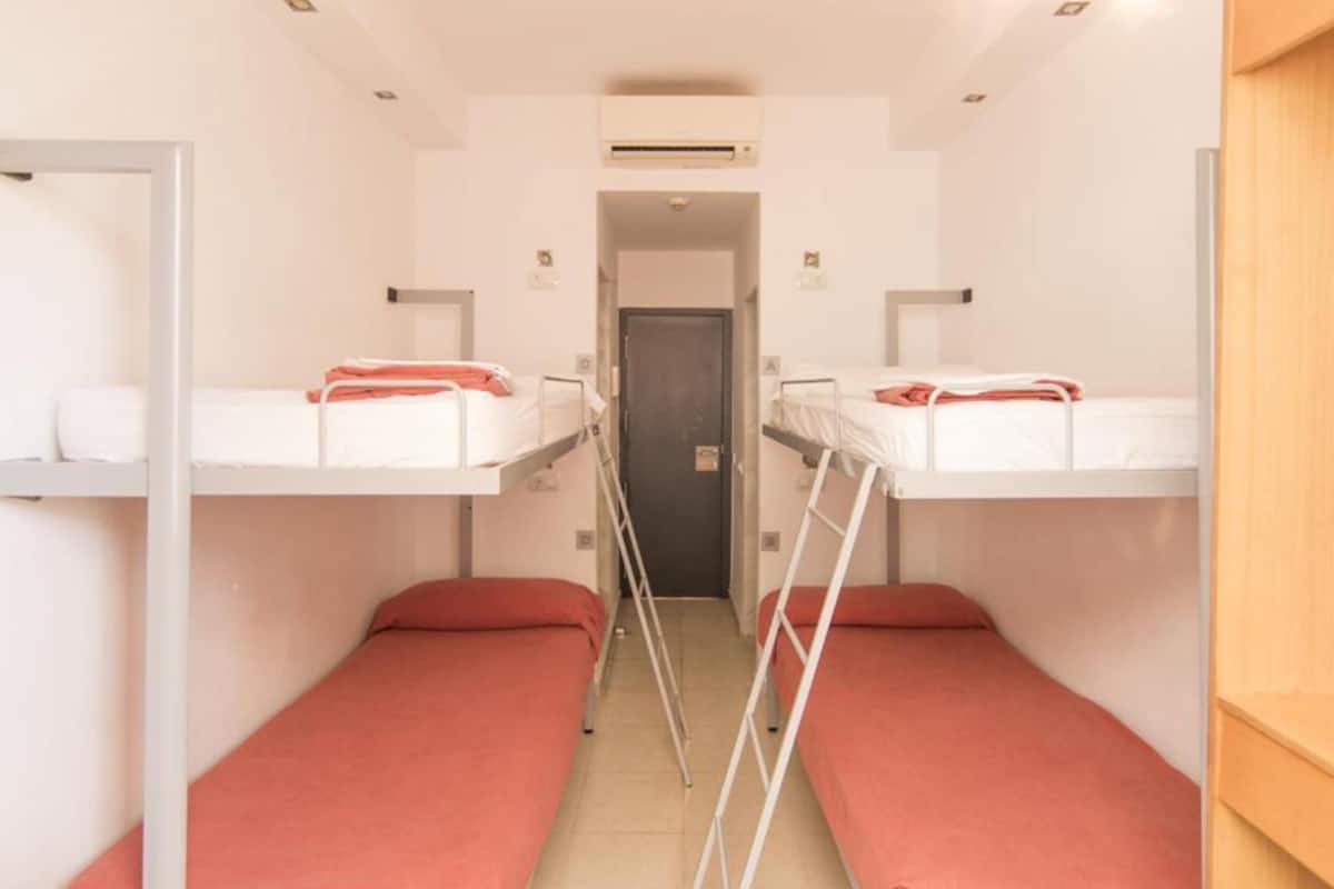 Camera quadrupla, bagno privato | Una scrivania, lenzuola