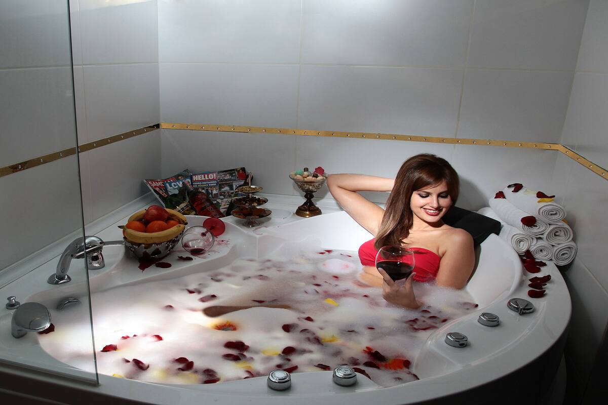 Luxury Suite with Jacuzzi ( Honeymoon Package ) | 深めの浴槽