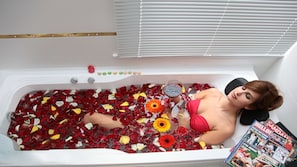 Deep soaking bathtub - Sultan Tughra Hotel - Special Class (Istanbul)