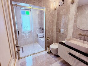 Phòng đôi Royal | Phòng tắm | Buồng tắm vòi sen, đồ dùng nhà tắm được thiết kế riêng, máy sấy tóc 