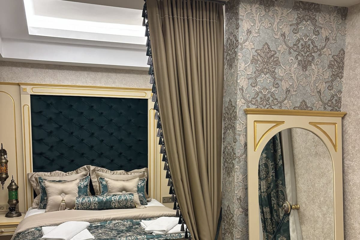 Royal Double Room | Premium bedding, minibar, in-room safe, laptop workspace