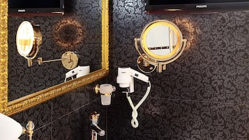 Luxury Suite with Jacuzzi ( Honeymoon Package ) | Lavabo de la salle de bain