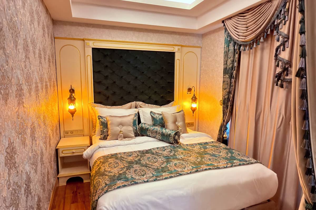 Junior Room | Premium bedding, minibar, in-room safe, laptop workspace