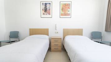Basic Double Room, Private Bathroom | Desk, blackout drapes, WiFi, bed sheets