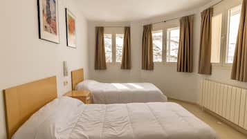 Chambre Double, salle de bains privée | Bureau, rideaux occultants, Wi-Fi, draps fournis