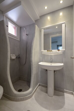 Standard trippelrum | Egyptiska bomullslakan, värdeförvaringsskåp på rummet och skrivbord