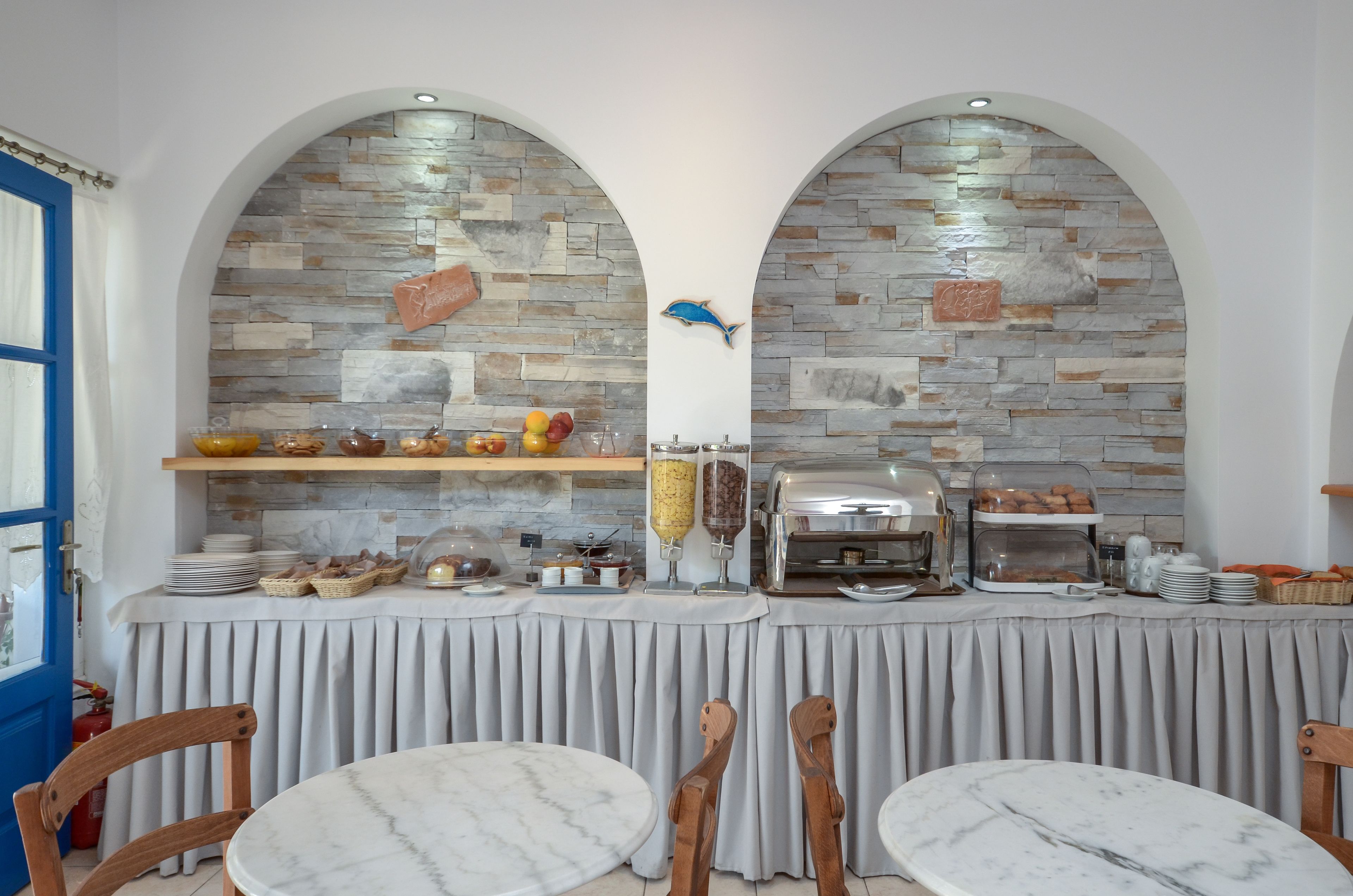 每日供应自助式早餐（每人 EUR 13）