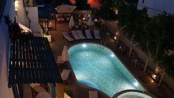 Voorkant accommodatie - avond/nacht