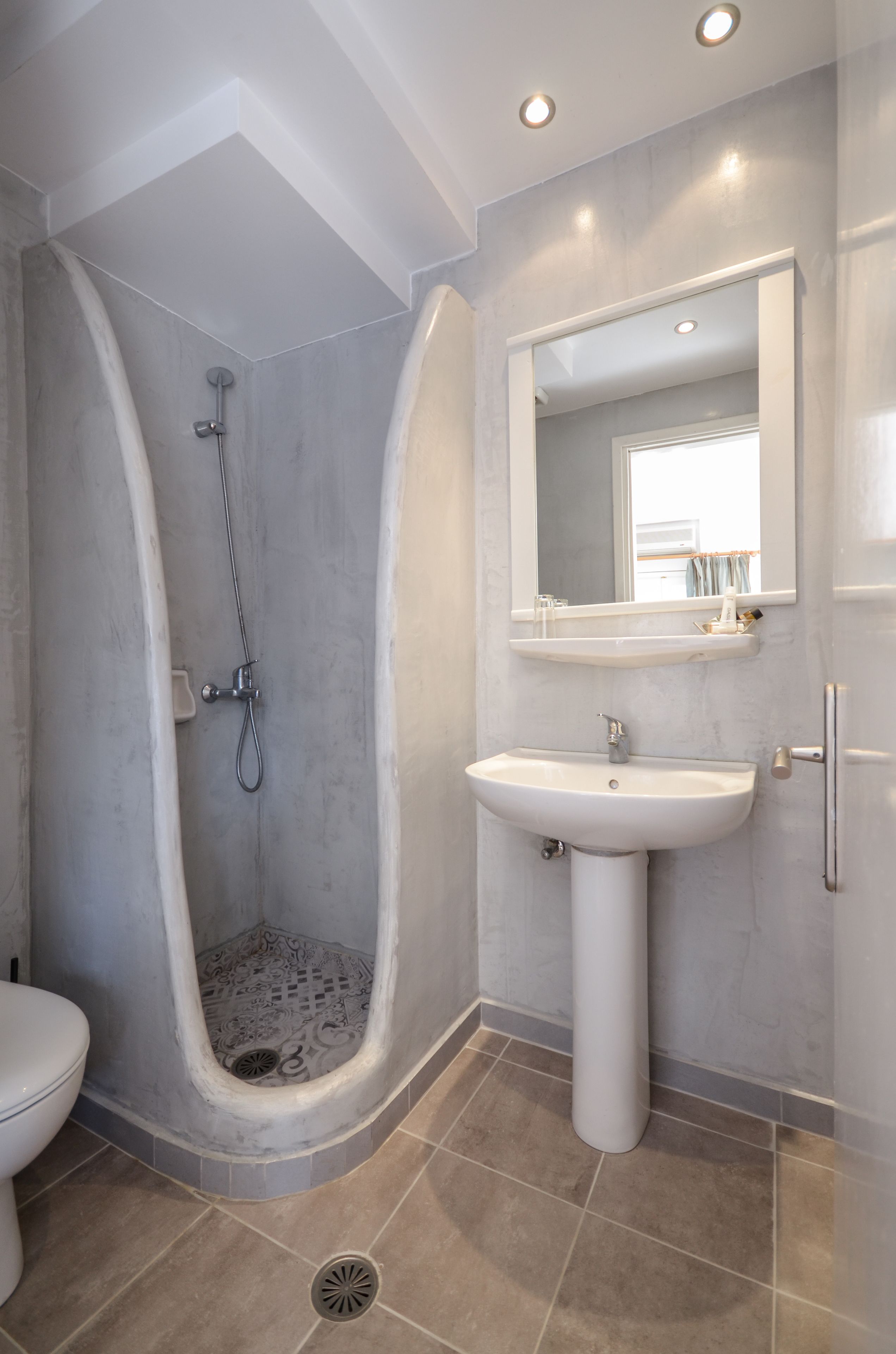 economy double room | bathroom | free toiletries, hair dryer, towels