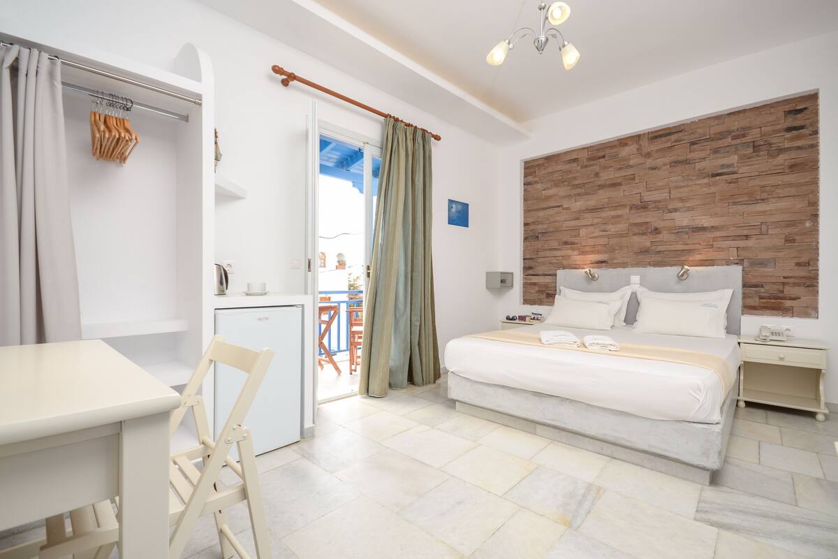 Standard Room | Egyptian cotton sheets, in-room safe, desk, soundproofing
