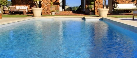 Piscine extérieure, parasols de plage, chaises longues