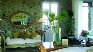 Suite (Master) | Lobby sitting area
