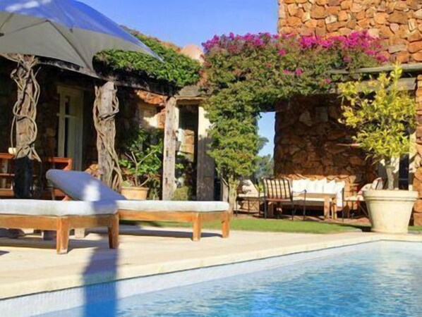 室外游泳池,池畔遮阳伞,日光浴躺椅