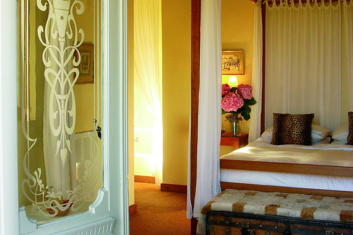 Egyptian cotton sheets, premium bedding, down comforters, minibar