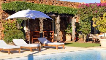 Outdoor pool, pool umbrellas, sun loungers