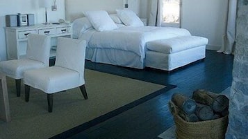 Suite (Master) | Egyptian cotton sheets, premium bedding, down comforters, minibar