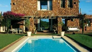 Outdoor pool, pool umbrellas, sun loungers
