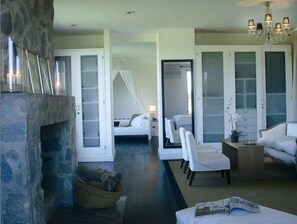 套房 (Master) | 埃及棉床单、高档床上用品、羽绒被、迷你吧