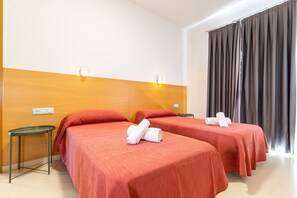Basic-Doppelzimmer, eigenes Bad | Verdunkelungsvorhänge, kostenloses WLAN, Bettwäsche