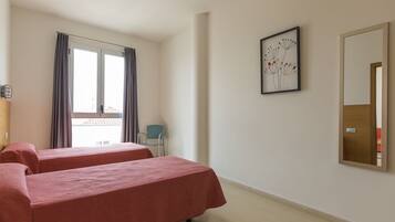 1 habitación, cortinas blackout, wifi gratis y ropa de cama