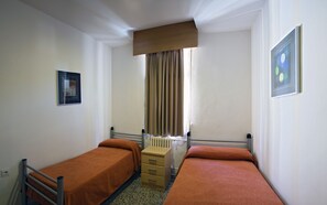 Basic Double Room, Private Bathroom | Individually decorated, free WiFi, bed sheets - Albergue Inturjoven Granada - Hostel (Granada)