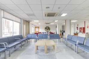 Lobby sitting area - Albergue Inturjoven Granada - Hostel (Granada)