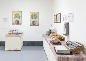 Daily continental breakfast for a fee - Albergue Inturjoven Granada - Hostel (Granada)