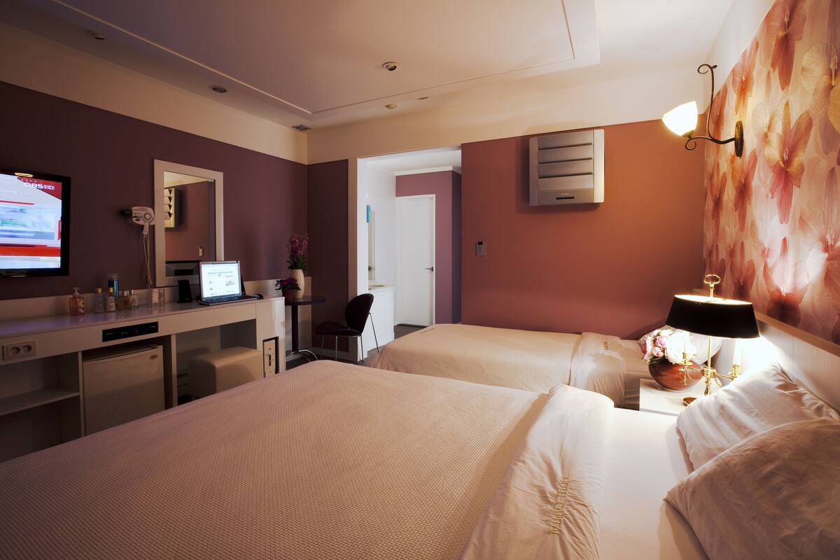 Deluxe Twin Room | Minibar, in-room safe, WiFi (free)