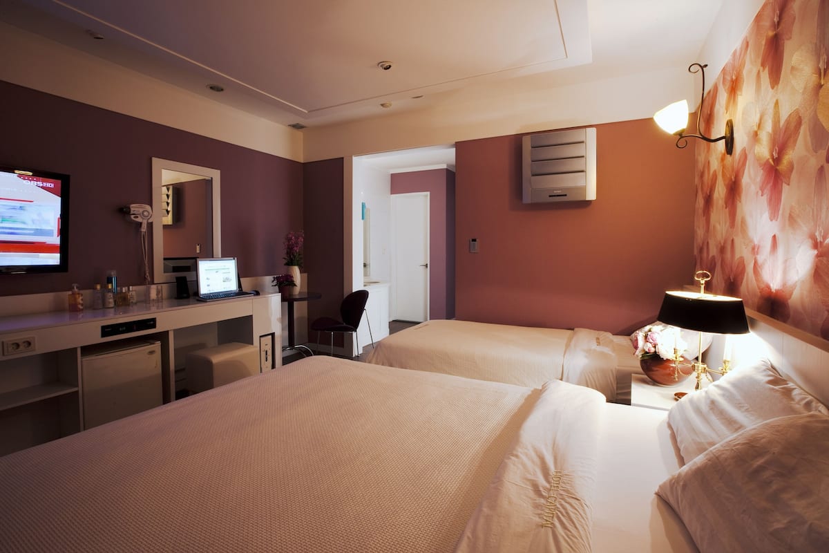 Minibar, in-room safe, free WiFi