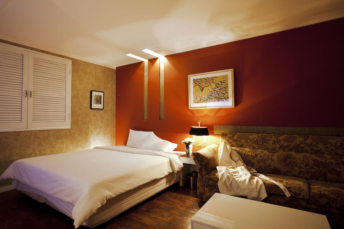 Minibar, in-room safe, free WiFi