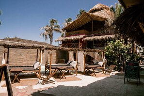 Outdoor pool, pool umbrellas, sun loungers - Hotel BaXar (Acapulco)