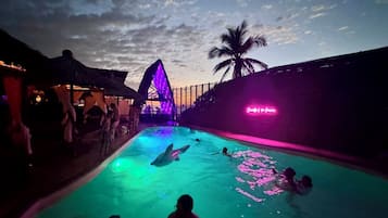 Ulkouima-allas, aurinkovarjoja, aurinkotuoleja