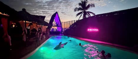 Ulkouima-allas, aurinkovarjoja, aurinkotuoleja