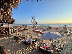 On the beach, beach massages - Hotel BaXar (Acapulco)